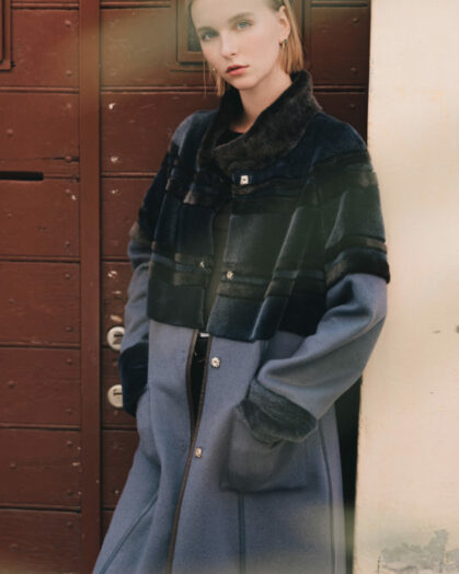 Zaffiro è un cappotto di montone reversibile con parti di lana e cashmere. Realizzato a mano dai nostri artigiani nel nostro atelier a Roma.