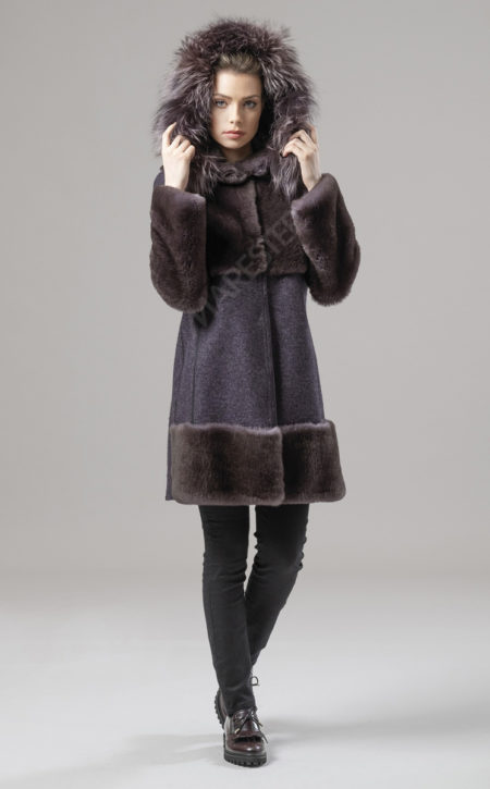 Mares Ametista is a fitted coat in part shearling and some parts in Wool and Cashemere in Loro Piana Fabric.