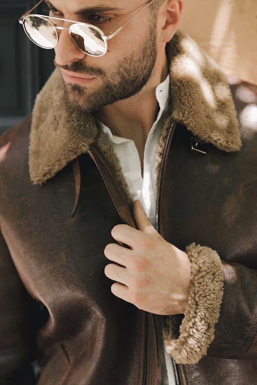 Shearling Gal una bella giacca di shearling marrone scuro con dettagli in pelliccia, realizzata a mano nel nostro atelier dai nostri artigiani. È una giacca calda per l'inverno.